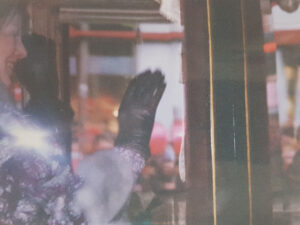 Ved karetturen i anledning af 25 års regeringsjubilæet, lørdag den 18.jan 1997 fik jeg et billede af HMD's hånd 