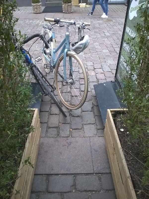 Typisk cykelparkering ved indgangen til Føfood i Guldsmedgade