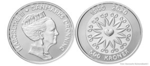 15. april 2020 I anledning af Hendes Majestæt Dronningens 80-årsfødselsdag den 16. april 2020 udsender Nationalbanken en erindringsmønt. Mønten udkommer som en 500-kronemønt i sølv, en 20-kronemønt til almindelig cirkulation og en 20-kronemønt i en proofversion, hvor motivet fremstår meget skarpt. På forsiden er der et portræt af dronningen i profil vendt mod højre. Portrættet er udført af billedhugger Lis Nogel.