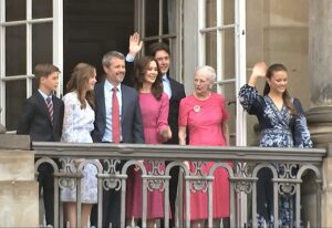 Prins Vincent, prinsesse Josephine, kong Frederik, dronning Mary, kronprins Christian, dronning Margrethe og prinsesse Isabella var med på balkonen.