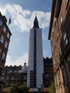 Rådhustårnet er 105,6 meter højt og var Københavns højeste punkt, da rådhuset stod færdigt i 1905. Det er stadig et af byens højeste tårne.