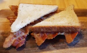 Baconsandwich - det er bare hvidt toastbrød og bacon