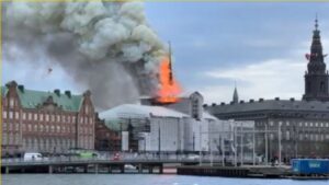 Spiret er faldet på den ikoniske Københavner-bygning Børsen.