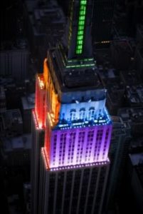 Empire State Building i regnbuens farver 