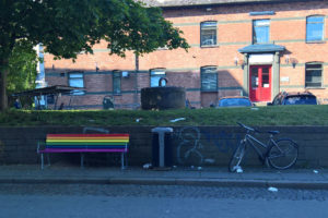 Selvfølgelig står der en regnbuebænk ved hipsterhøjen :-)