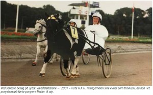 Ved seneste besøg på Jydsk Væddeløbsbane - i 2001 - viste H.K.H. Prinsgemalen sine evner som travkusk, da han i et ponyshowløb førte ponyen «Mulle« til sejr.