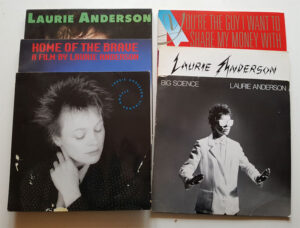 Mine Laurie Anderson vinyler - har faktisk Oh Superman på single fra 1981 - men den er nede i kælderen