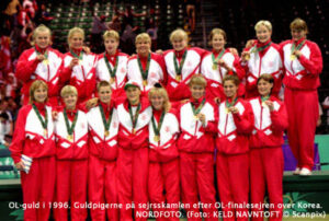 OL-guld i 1996. Guldpigerne på sejrsskamlen efter OL-finalesejren over Korea. NORDFOTO. (Foto: KELD NAVNTOFT © Scanpix)