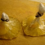 æg i husholdningsfilm - bemærk genbrug af elastik fra aspargesbundt