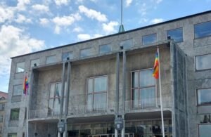 Prideflag på Rådhuset 01.juni 2024 - begge stænger! og ved Agnete og havmanden ....