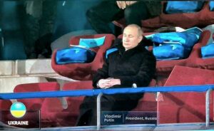 Vladimir Putin lader som om han sover, da Ukraines atleter træder ind ved åbningsceremonien ved vinter-OL 04.feb 2022 // Bølle bully persecutor oppressor tyrant tormentor intimidator subjugator scourge bullyboy ruffian thug