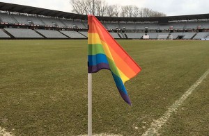 regnbuehjoerneflag fra den gang i 2016, hvor AGF og fanklubben satte fokus på mangfoldighed.