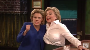 snl03okt2015 - Offentliggjort den 4. okt. 2015  Hillary Clinton (Kate McKinnon) confides her concerns about the 2016 presidential race to her bartender, Val (Hillary Clinton).