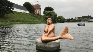 Kunstner Erik Valter har i anledningen af Trekantområdets Festuge skabt skulpturen Søhavfruen - Slotsøen i Kolding