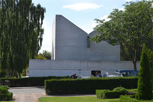 Kapelkrematoriet i Århus er et af den unge Henning Larsens betydeligste værker fra 1960'erne. Vestre Kirkegård, Viborgvej 47 A